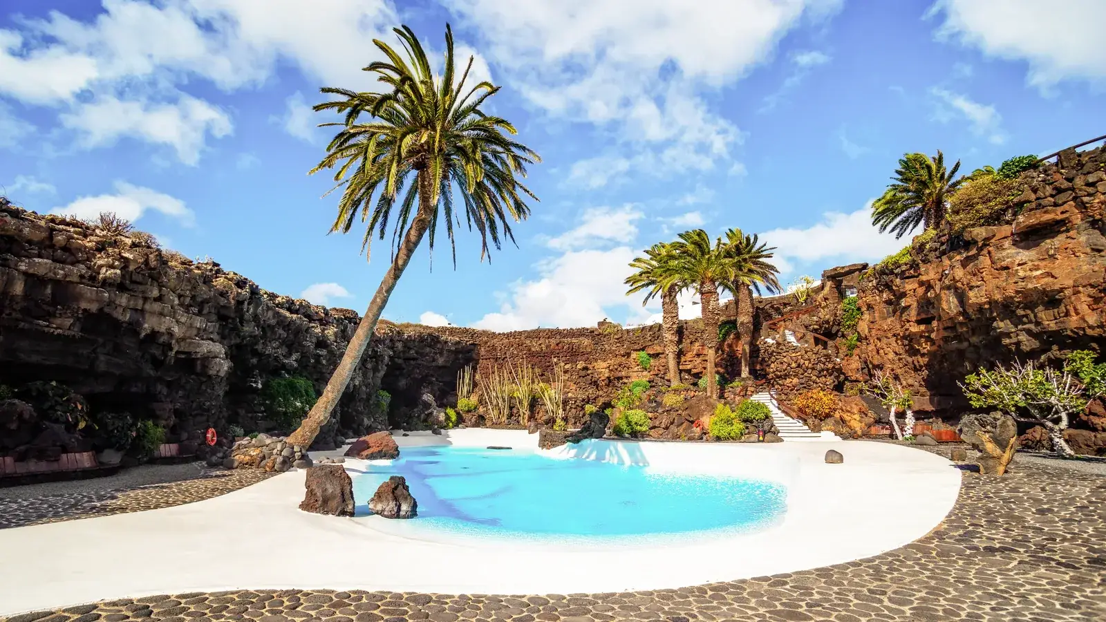 Los Jameos del Agua, la obra de César Manrique que convirtió un tubo volcánico en jardín y espacio cultural.
